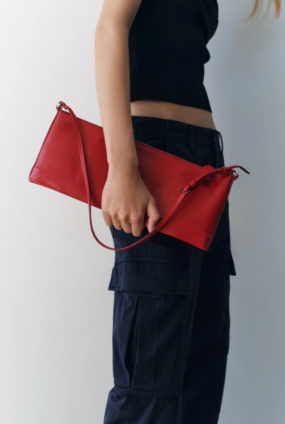 Δερμάτινη τσάντα ώμου 99.95 € , Zara