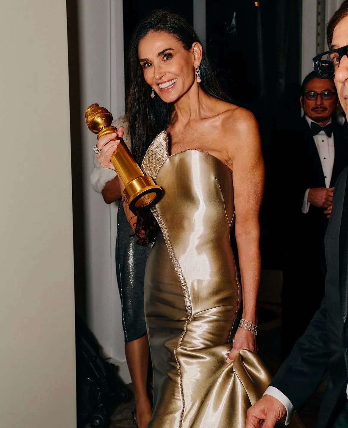 H Demi Moore μετά από 45 χρόνια καριέρας κέρδισε το βραβείο "Καλύτερης Ηθοποιού" για τον ρόλο της στο θρίλερ "The Substance". Φόρεμα: Armani Privé, Μαλλιά: Dimitris Giannetos