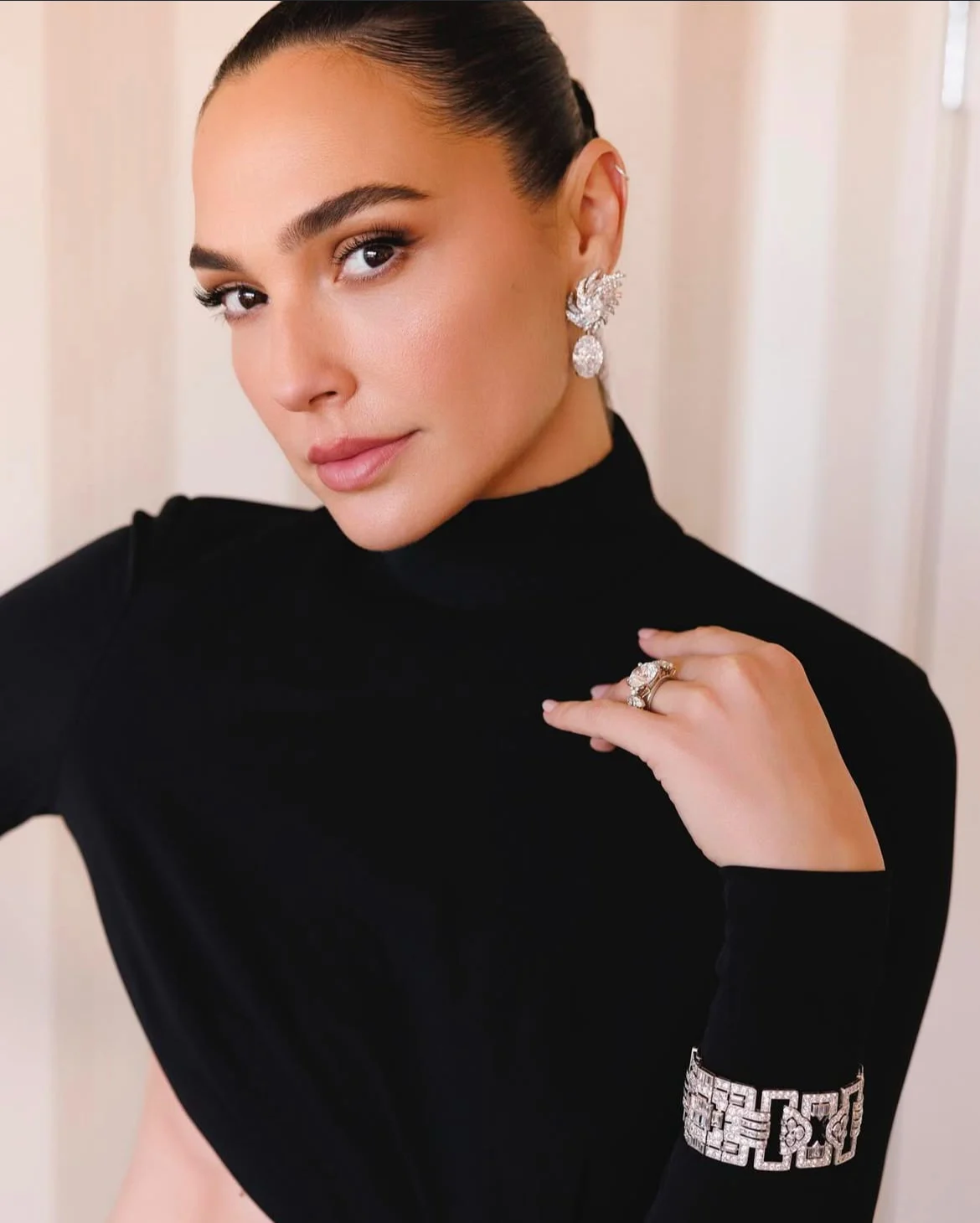 Gal Gadot, φόρεμα: Giorgio Armani, Κοσμήματα: Tiffany & Co. Mακιγιάζ: Mary Philips