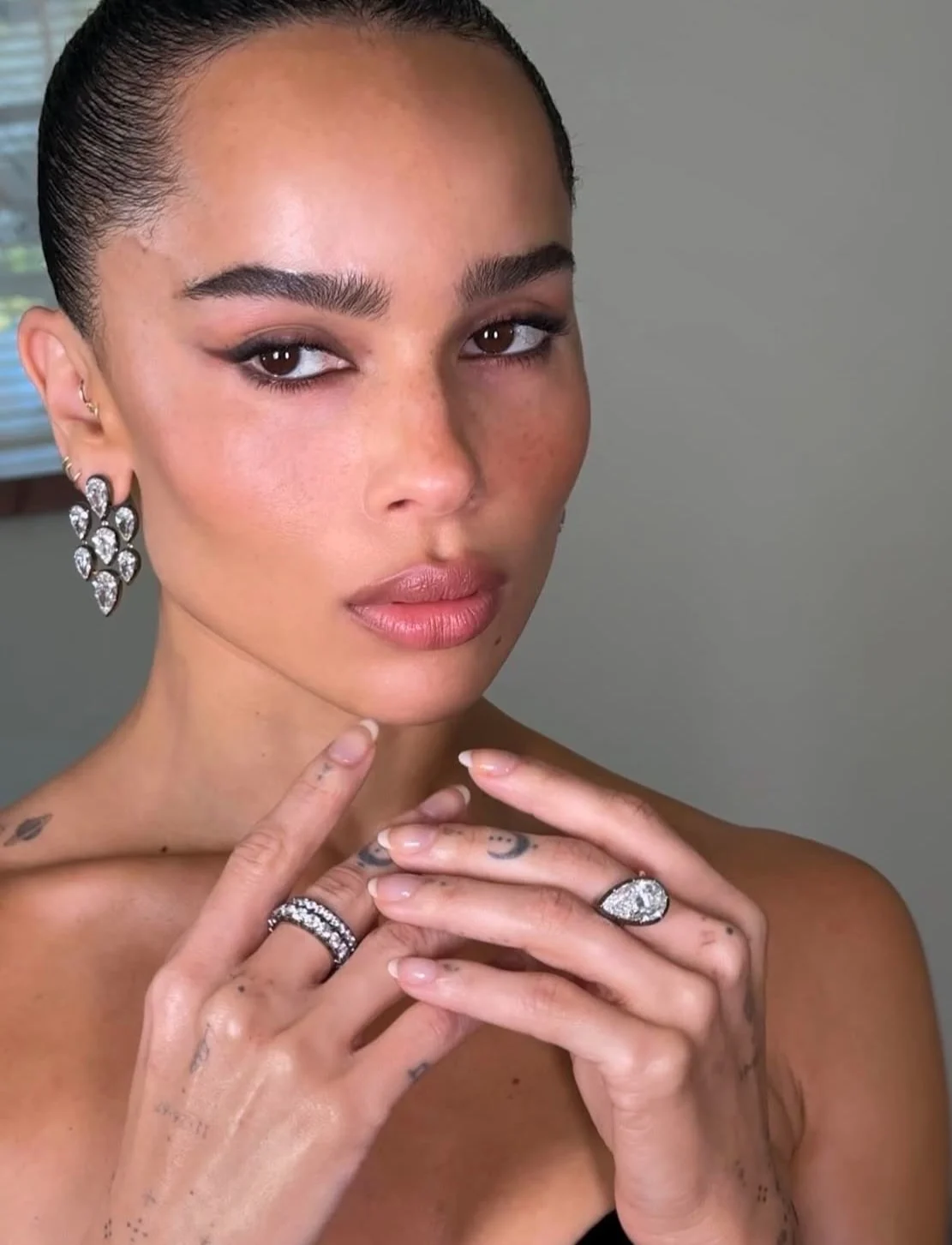 Η Zoë Kravitz με nude χείλη, καφέ smokey eye look και naked nails από την Betina Goldstein.