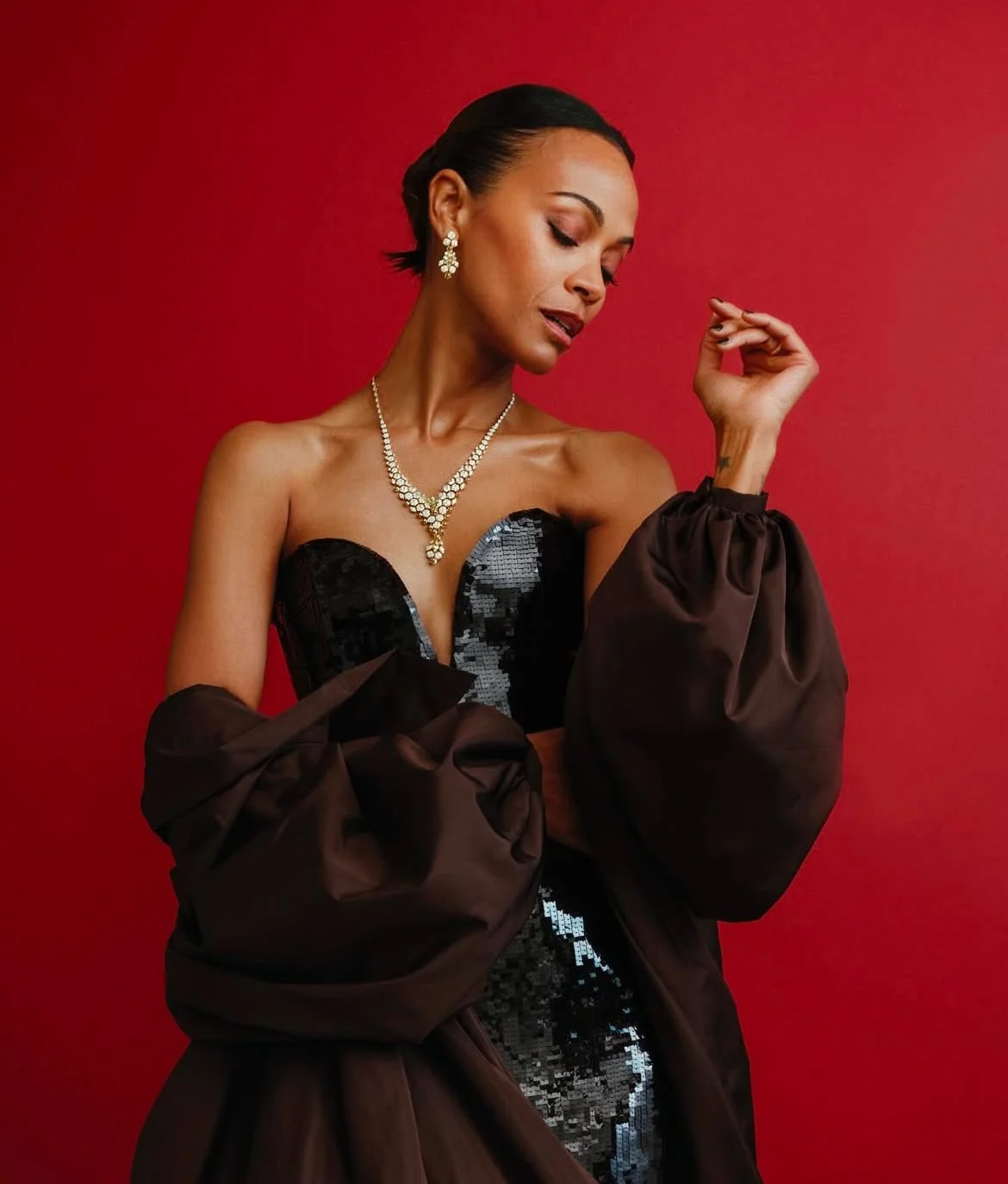 Zoe Saldana κέρδισε το βραβείο β’ γυναικείου ρόλου για την ερμηνεία της στο μιούζικαλ-θρίλερ "Emilia Pérez", φόρεμα: Saint Laurent.