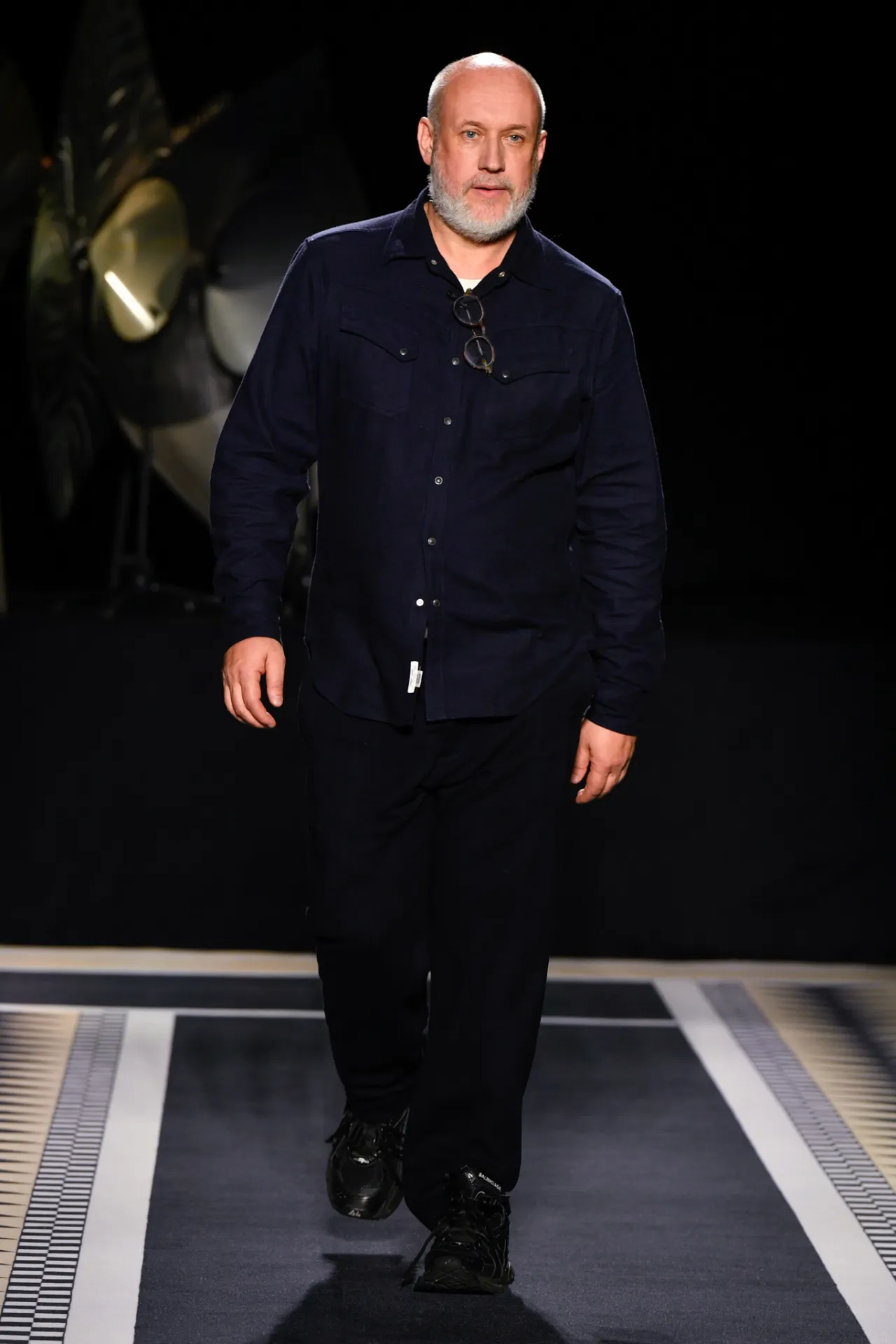 Ο Peter Copping στο φινάλε της παρουσίασης της συλλογής Lanvin fw25