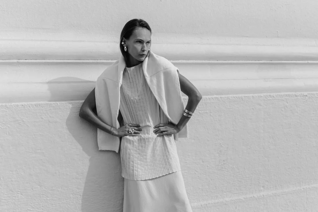 Top & φούστα, Zara. Πουλόβερ & σκουλαρίκια H&M. Βραχιόλια από προσωπική συλλογή. Δακτυλίδια Athens Protasis. Styling Άννα Βαλαρή.

