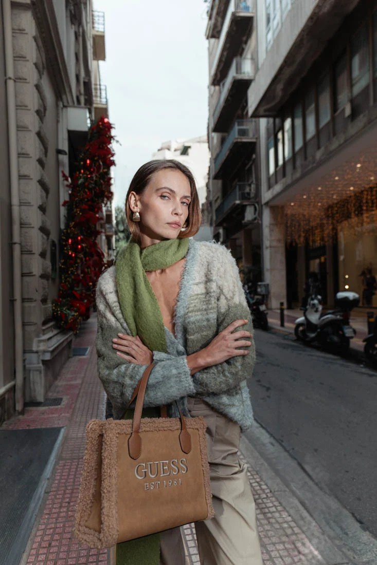 Χνουδωτή ζακέτα, Stradivarius. Φαρδύ παντελόνι, H&M. Μαντήλι, Stradivarius. Τσάντα, Guess Jeans. Σκουλαρίκια από προσωπική συλλογή. Styling Άννα Βαλαρή.