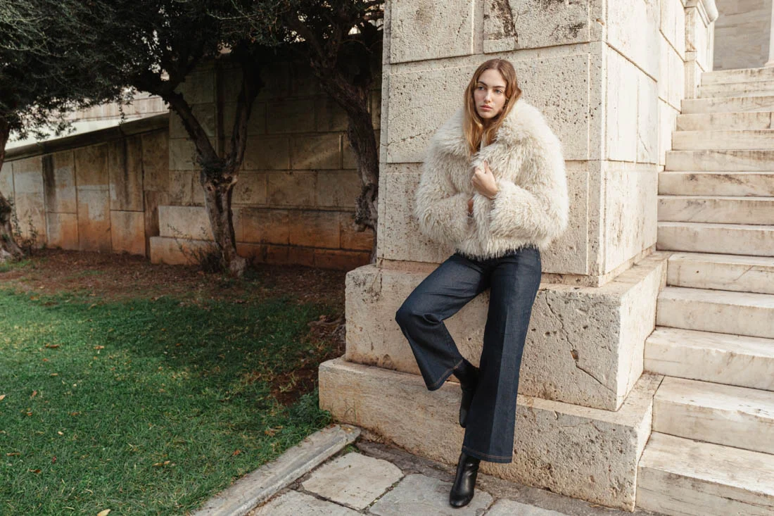 Γούνινο jacket, Stradivarius, πουκάμισο Aggelos Tsakiris, jeans & μπότες από προσωπική συλλογή. Styling Δώρα Πίκουλη.
