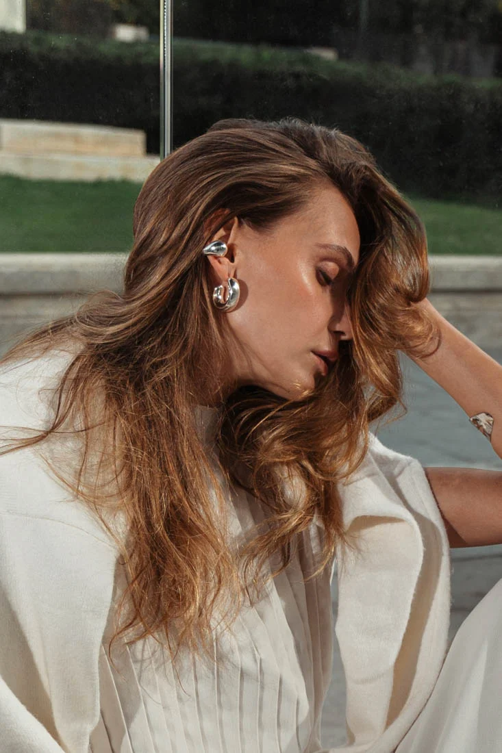Τοπ, Zara, πουλόβερ & σκουλαρίκια H&M. Styling Άννα Βαλαρή.