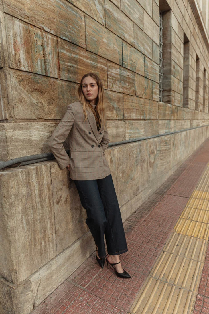 Σακάκι, Stradivarius. Πουκάμισο, Zara. Τζιν από προσωπική συλλογή. Παπούτσια: Dora Pikouli. Styling Δώρα Πίκουλη.
