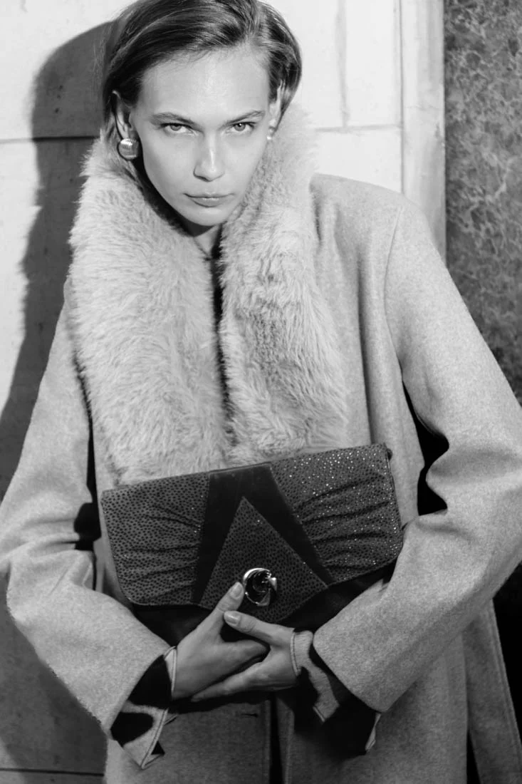 Παλτό με γούνινο γιακά, Zara.  Vintage τσάντα, σκουλαρίκια από προσωπική συλλογή. Styling Άννα Βαλαρή.
