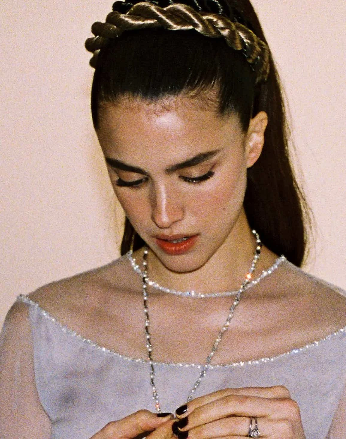 H Margaret Qualley με braid headband 