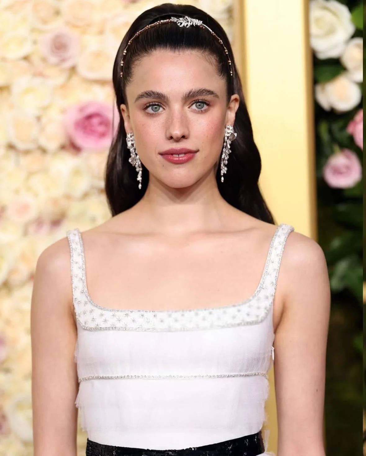 H Margaret Qualley στα Golden Globes 2025 με total outfit & αξεσουάρ Chanel