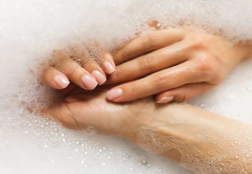 Soap nails: Γυαλιστερό φινίρισμα & nude αποχρώσεις 1 Soap nails: Γυαλιστερό φινίρισμα & nude αποχρώσεις
