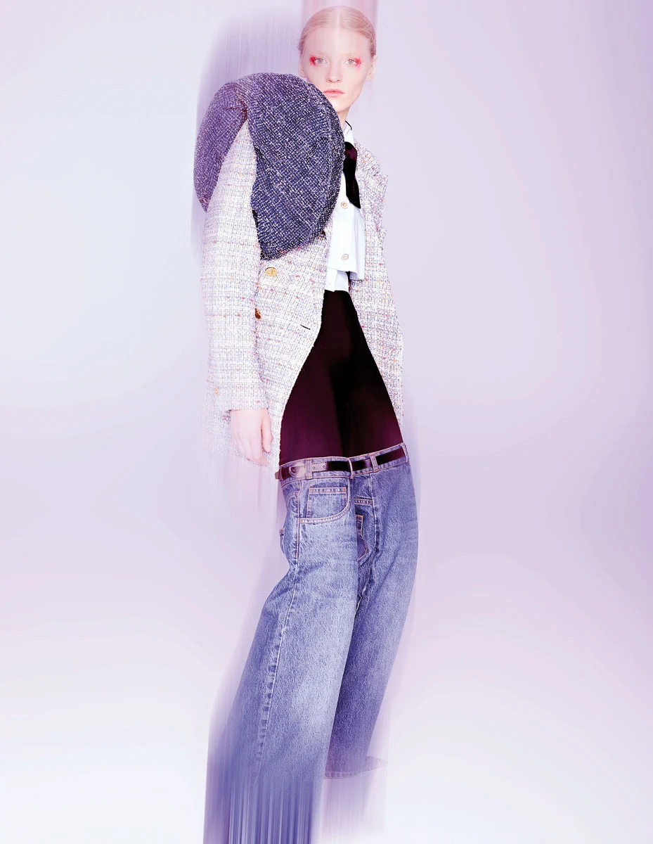 Σταυροκουμπωτό tweed blazer Louis Vuitton, Louis Vuitton Boutique. Πουκάμισο από ποπλίνα με παπιγιόν Elisabetta Franchi,
Eponymo. Τζιν φαρδύ παντελόνι αποτελούμενο από 2 μέρη, Coperni, attica. Τσάντα ώμου από boucle denim Diesel, Diesel Boutique