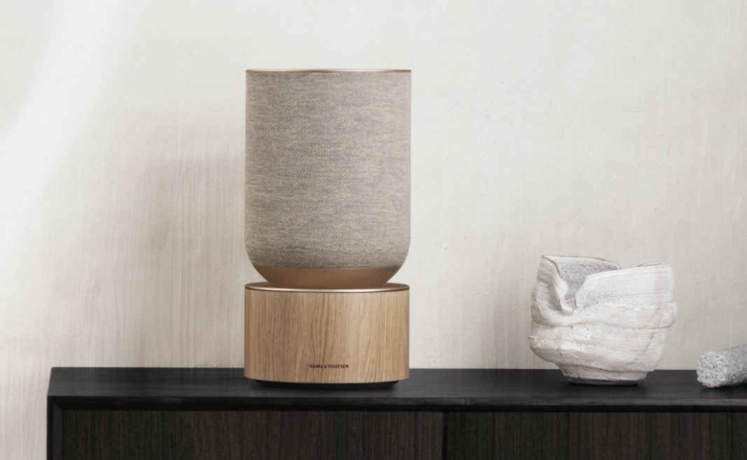Ασύρµατο ηχείο "Beosound Balance" σε χρυσό χρώµα, µε βάση από µάρµαρο και ύφασµα Kvadrat, Bang & Olufsen Athens.
