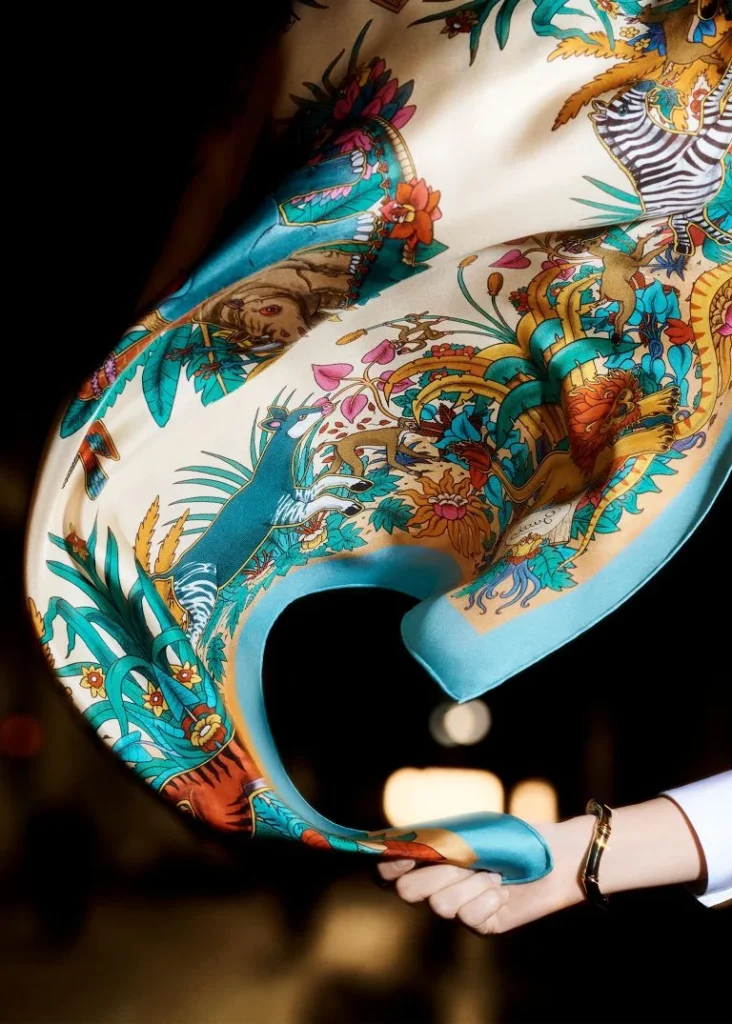 Gucci "The Art of Silk": Πολυτελές αποτύπωμα σε μετάξι 4 Gucci The Art of Silk: Ωδή στο μεταξωτό μαντίλι