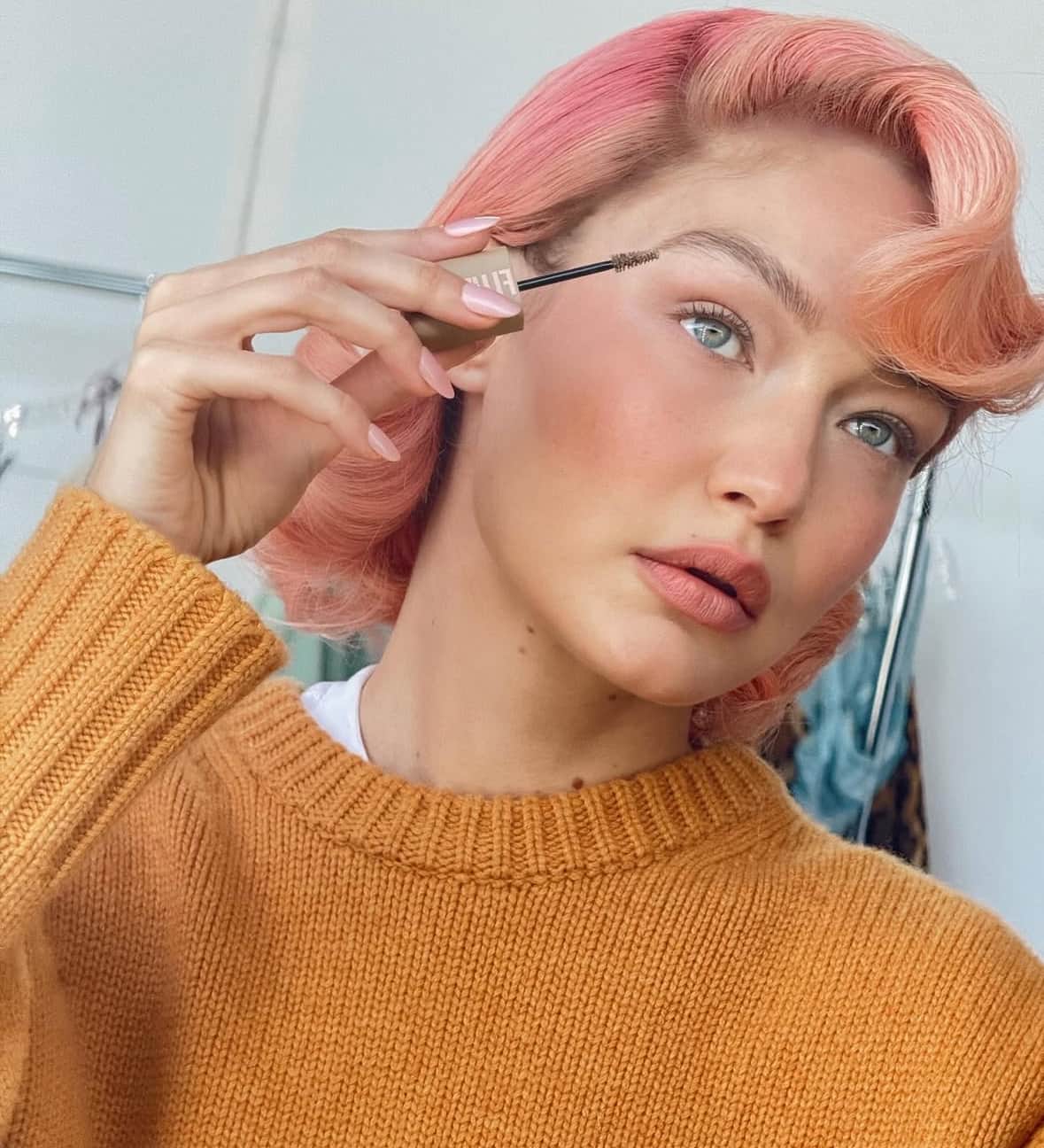 Η Gigi Hadid φορώντας τη νέα Maybelline Superfluff Brow Mousse