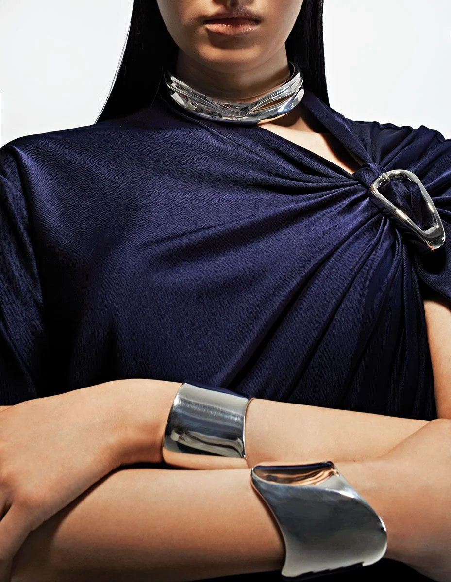 Φόρεμα από βισκόζη 
Rabanne, luisaworld.
 com. Choker και 
βραχιόλια από ασήμι 
925, Minas Designs.