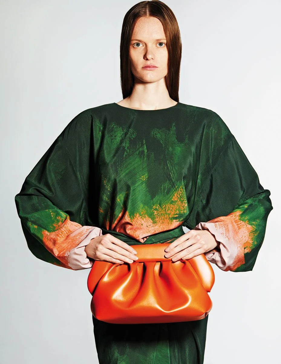 Μπλούζα και φούστα από 
βισκόζη με τύπωμα Dries Van 
Noten, Free Shop. Δερμάτινο 
clutch Themoirè, Kalogirou.
