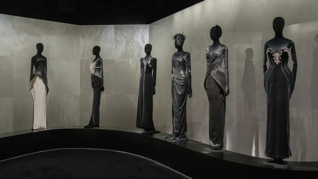 Giorgio Armani Privé 2005-2025: 20 χρόνια υψηλής ραπτικής 3 Giorgio Armani Privé 2005-2025: Γιορτάζοντας 20 χρόνια υψηλής ραπτικής σε μια εντυπωσιακή έκθεση