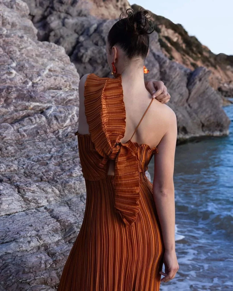 Daphne Valente ss25: "Ρούχα σαν γλυπτά που αγκαλιάζουν το σώμα" 5 Daphne Valente ss25: "Γλυπτά που αγκαλιάζουν το σώμα"