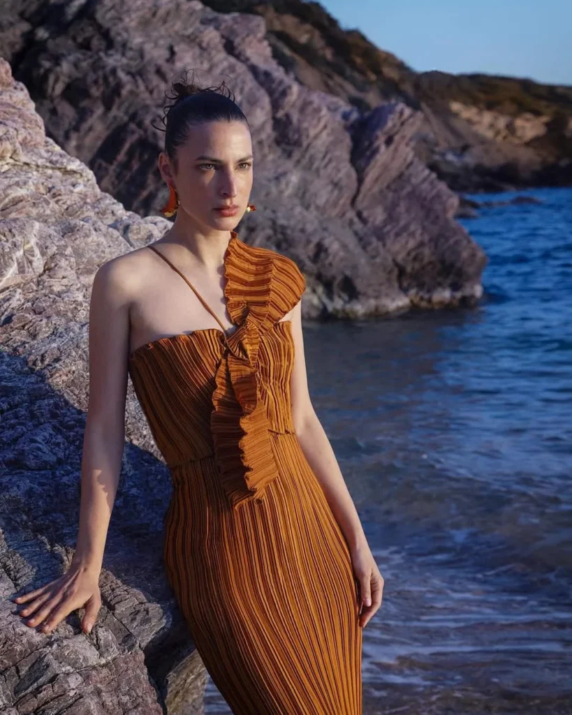 Daphne Valente ss25: "Ρούχα σαν γλυπτά που αγκαλιάζουν το σώμα" 4 Daphne Valente ss25: "Γλυπτά που αγκαλιάζουν το σώμα"
