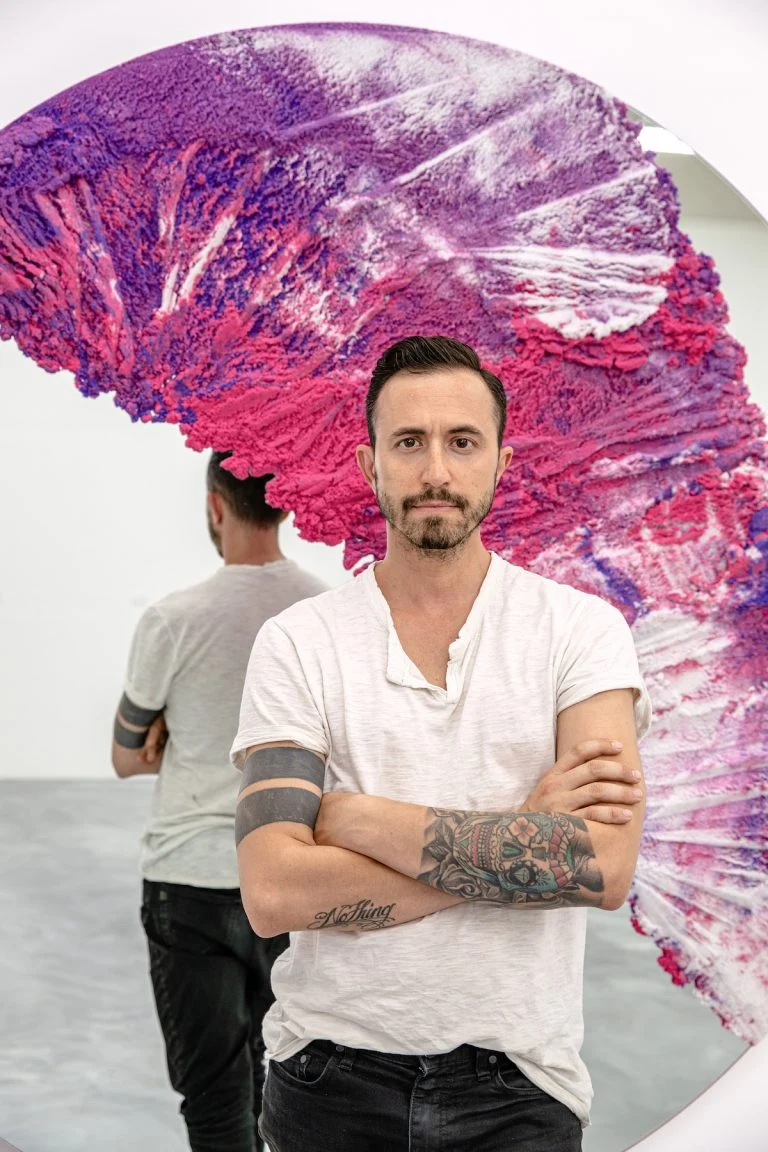 Ο Fernando Mastrangelo μπροστά από τον καθρέφτη Aurora της σειράς The Capital Collection