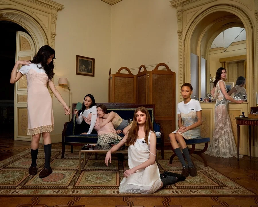 Miu Miu Upcycled 2025: Ωδή στην ανακυκλωμένη πολυτέλεια 3 Miu Miu Upcycled: Ανακυκλωμένη πολυτέλεια με φόντο τη Γαλλική Ριβιέρα