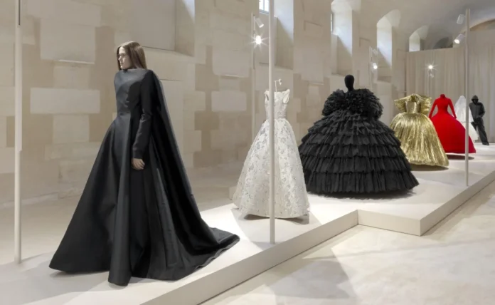 Ο Demna Gvasalia “ξορκίζει” τις oversized σιλουέτες και τους κώδικες Balenciaga