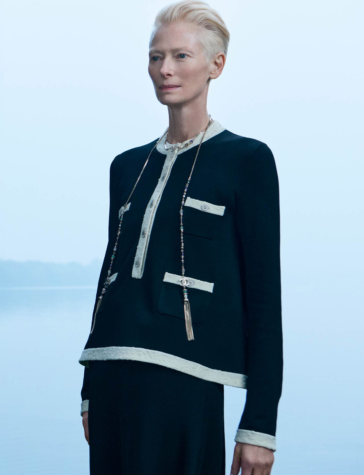 Η Tilda Swinton φωτογραφημένη από τον Mikael Jansson για την καμπάνια Métiers d’art 2024/25