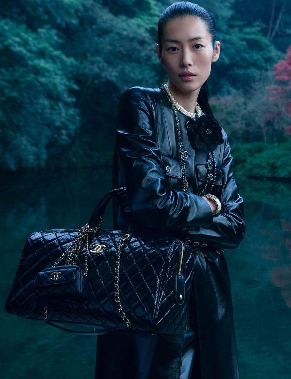 Η Liu Wen φωτογραφημένη από τον Mikael Jansson για την καμπάνια Métiers d’art 2024/25