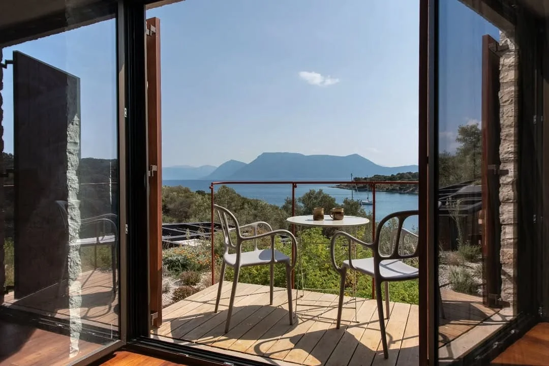 Οι Hiboux "αξιοποιούν" αρχιτεκτονικά τη θάλασσα και τη γη