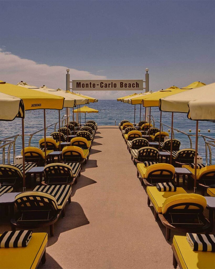 Στιλιστική απόβαση Jacquemus στο θρυλικό Beach Club του Monte-Carlo 1 Στυλιστική απόβαση του Jacquemus στο θρυλικό Monte-Carlo Beach Club