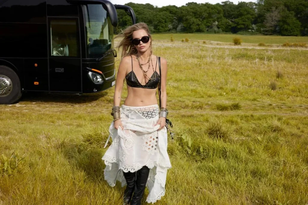 Kate Moss & Bobby Gillespie φέρνoυν στα Zara αύρα από summer festivals 7 O εκρηκτικός συνδυασμός Kate Moss και Bobby Gillespie φέρνει στα Zara το απόλυτο look για τα summer festivals
