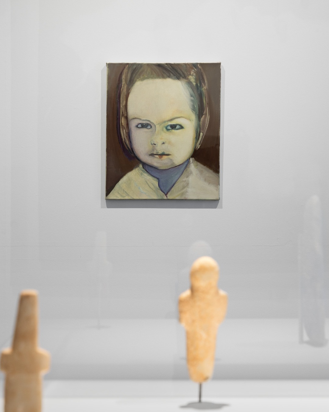 Τα έργα της Marlene Dumas “Cycladic Blues” σε διάλογο με τα μόνιμα εκθέματα του Μουσείου Κυκλαδικής Τέχνης