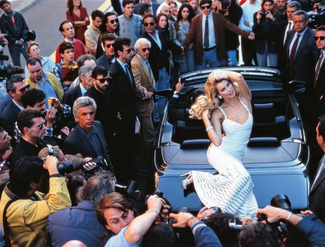 Claudia Schiffer in Valentino Spring-Summer 1995.
©Arthur Elgort. Courtesy of Taschen.