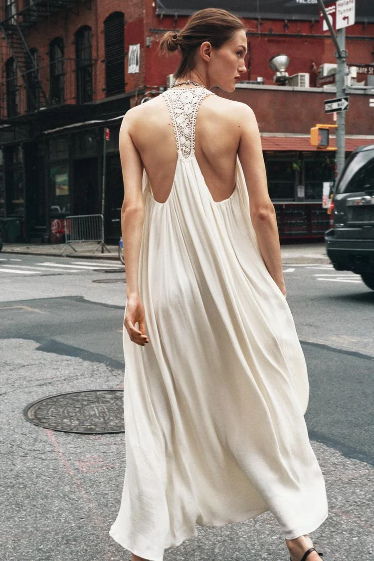 Ριχτό halter φόρεμα με crochet λεπτομέρεια στη πλάτη , 45,95€, ZARA
