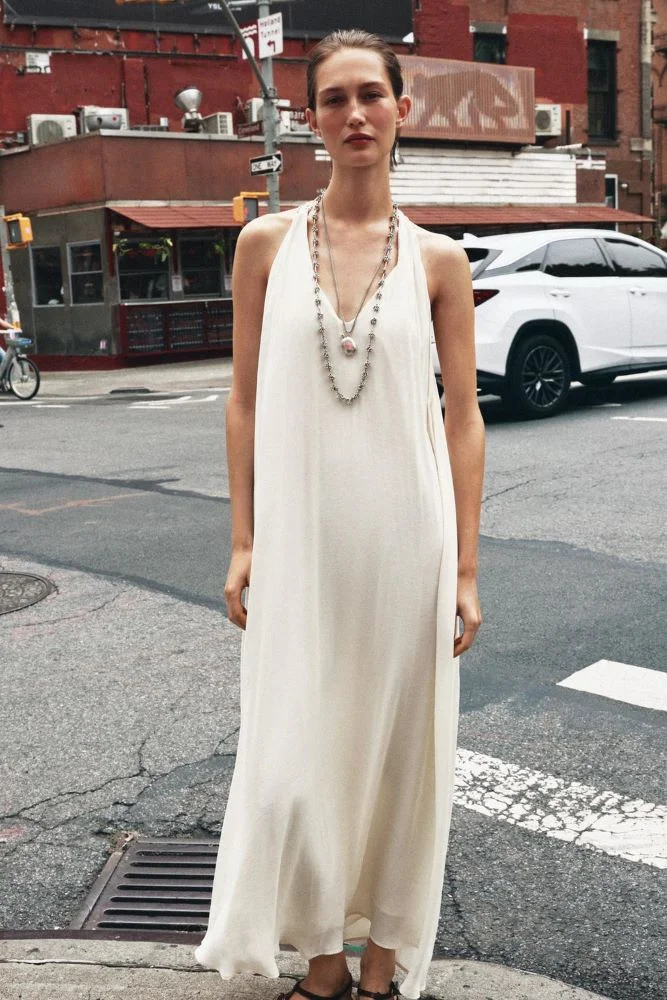 Ριχτό halter φόρεμα με crochet λεπτομέρεια στη πλάτη , 45,95€, ZARA 
