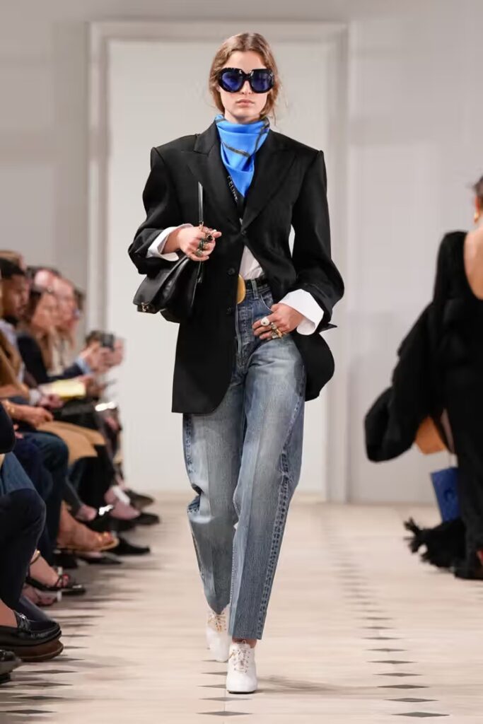 Celine Spring 2026: Θριαμβευτικό ντεμπούτο από τον Michael Rider 6 Celine Spring 2026: Νέα εποχή παριζιάνικης κομψότητας με υπογραφή Michael Rider
