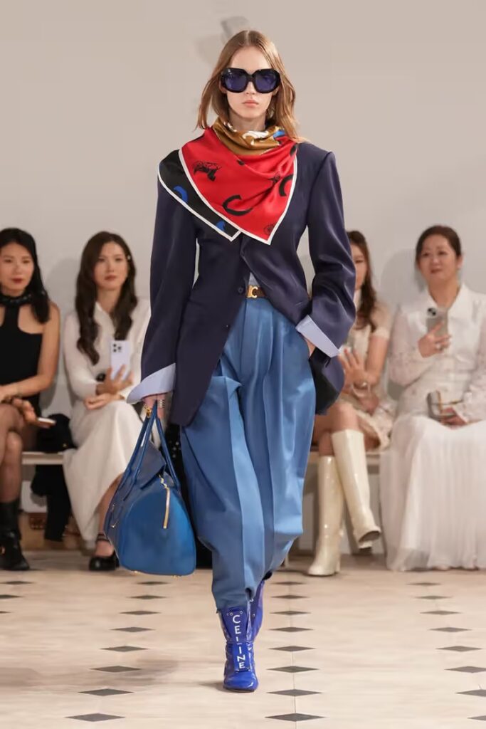 Celine Spring 2026: Θριαμβευτικό ντεμπούτο από τον Michael Rider 3 Celine Spring 2026: Νέα εποχή παριζιάνικης κομψότητας με υπογραφή Michael Rider