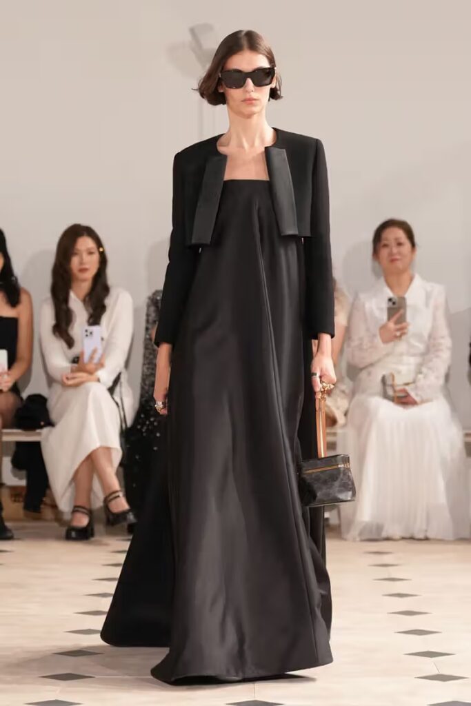 Celine Spring 2026: Θριαμβευτικό ντεμπούτο από τον Michael Rider 16 Celine Spring 2026: Θριαμβευτικό ντεμπούτο από τον Michael Rider