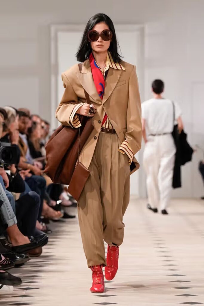 Celine Spring 2026: Θριαμβευτικό ντεμπούτο από τον Michael Rider 10 Celine Spring 2026: Νέα εποχή παριζιάνικης κομψότητας με υπογραφή Michael Rider
