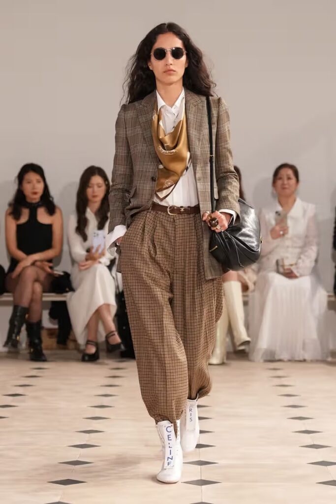 Celine Spring 2026: Θριαμβευτικό ντεμπούτο από τον Michael Rider 9 Celine Spring 2026: Νέα εποχή παριζιάνικης κομψότητας με υπογραφή Michael Rider