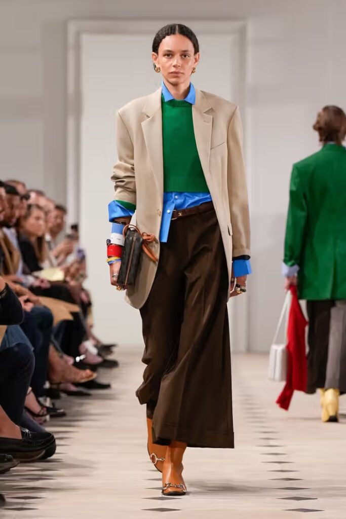 Celine Spring 2026: Θριαμβευτικό ντεμπούτο από τον Michael Rider 7 Celine Spring 2026: Νέα εποχή παριζιάνικης κομψότητας με υπογραφή Michael Rider