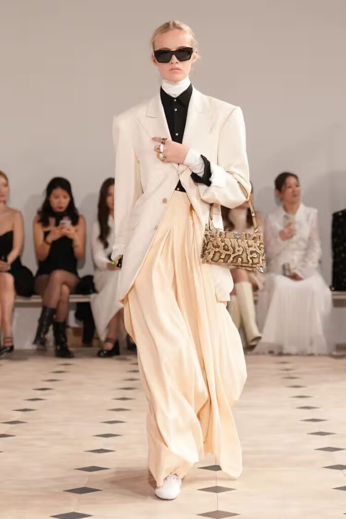 Celine Spring 2026: Θριαμβευτικό ντεμπούτο από τον Michael Rider 8 Celine Spring 2026: Νέα εποχή παριζιάνικης κομψότητας με υπογραφή Michael Rider