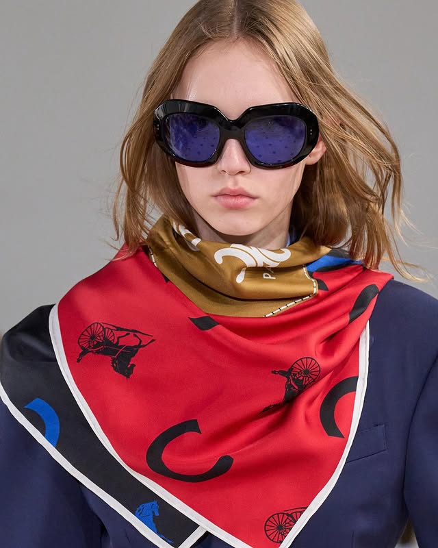 Celine Spring 2026: Θριαμβευτικό ντεμπούτο από τον Michael Rider 2 Celine Spring 2026: Νέα εποχή παριζιάνικης κομψότητας με υπογραφή Michael Rider