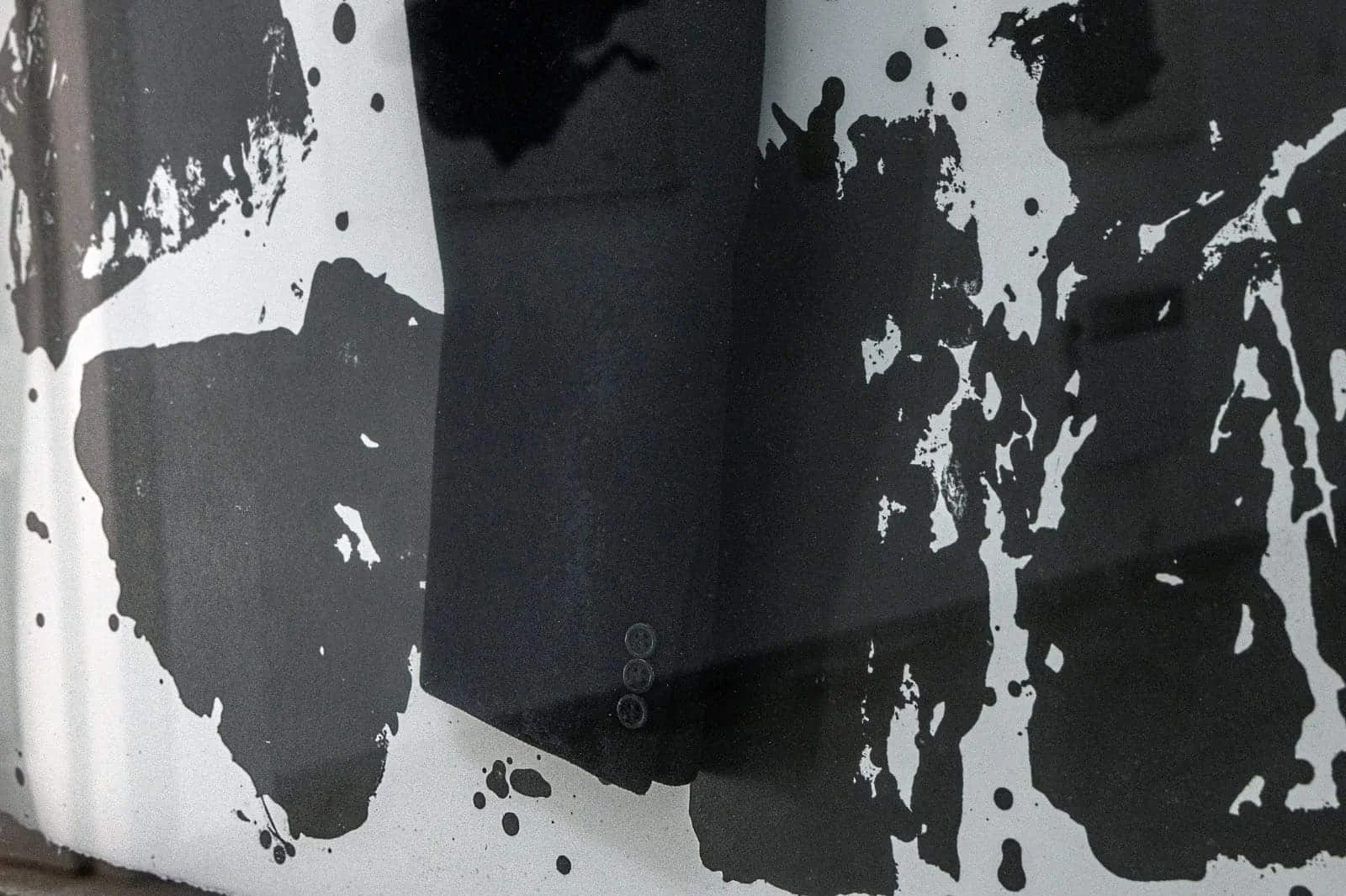 Jannis Kounellis, Untitled, 2011, 75x04 cm, Litho and sleeve of a coat, - edition of 25, ph. Giorgio Benni
© Estate of Jannis Kounellis by SIAE 2025
