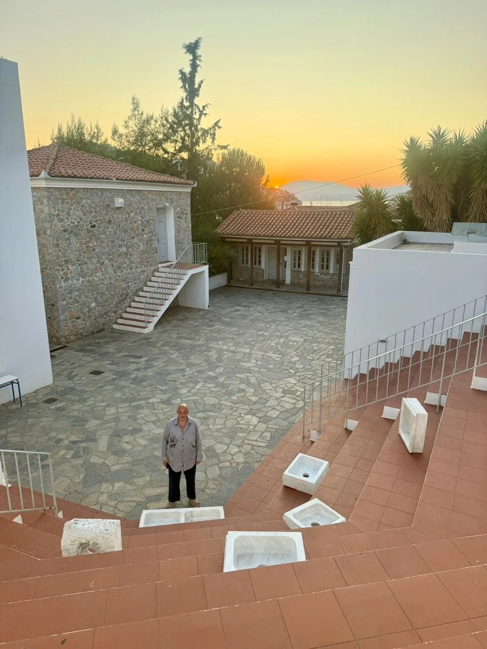 Ο Δημήτρης Αντωνίτσης στον χώρο της έκθεσης του Hydra School Projects