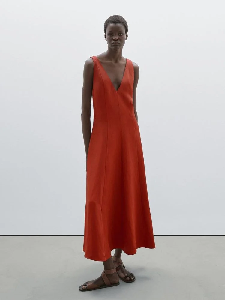 Μακρύ φόρεμα με κίνηση 39.95 €. MASSIMO DUTTI
