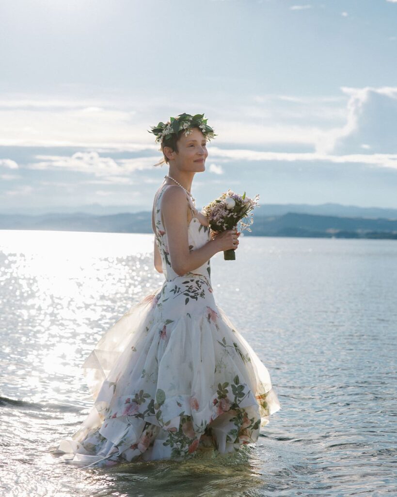 Η Vicky Krieps παντρεύτηκε στη Χαλκιδική φορώντας Vivienne Westwood 4 Η ηθοποιός Vicky Krieps παντρεύτηκε στη Χαλκιδική φορώντας νυφικό του οίκου Vivienne Westwood