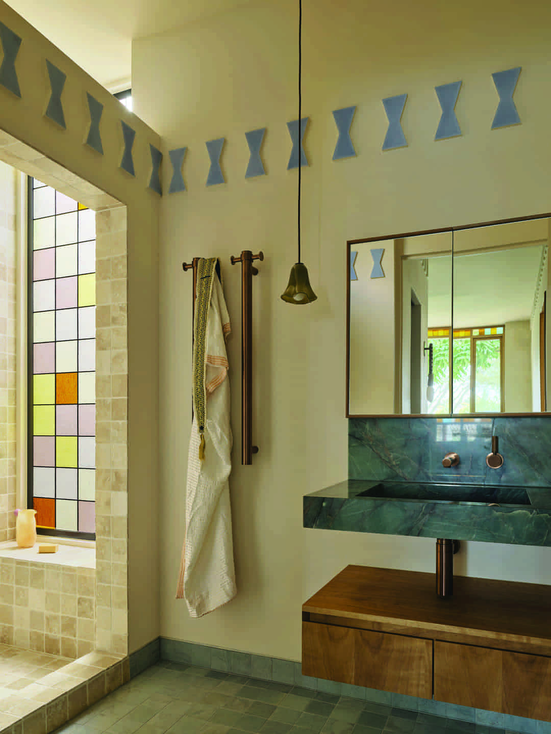 Το master en-suite μπάνιο μετά την ανακαίνιση κατοικίας, με νιπτήρα από μάρμαρο Verde Riviera
και μικρά 10x10 χειροποίητα πλακάκια. Τα παζλ με τα χρωματιστά τζάμια προσφέρουν βικτωριανό χαρακτήρα στον κατά τα άλλα μίνιμαλ χώρο.