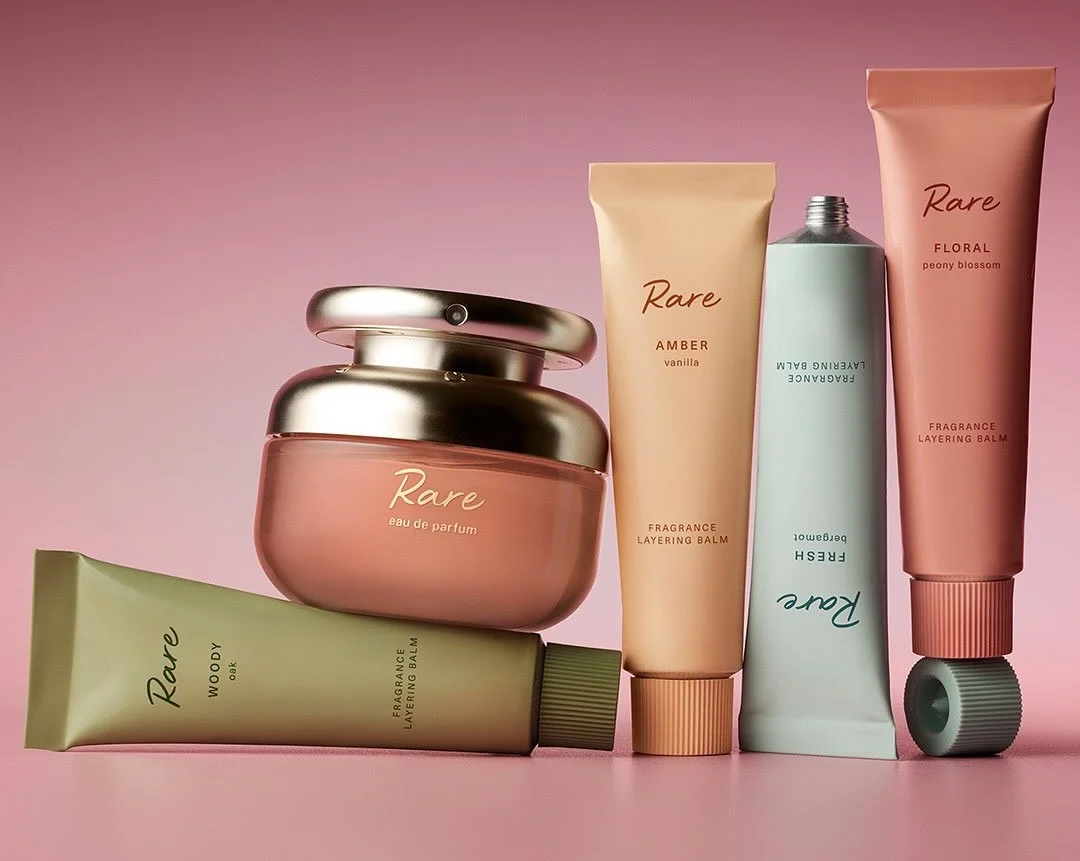 Το άρωμα Rare Eau de Parfum αλλάζει αρωματική ταυτότητα συνδυασμένο με κάποιο από τα τέσσερα αρωματικά balms της σειράς. 